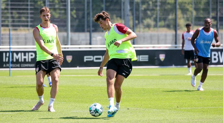 Stuttgart , Fußball VfB Stuttgart II Trainingsauftakt, v.l. Oliver Rölke und Lauri Penna *** Stuttgart, Soccer