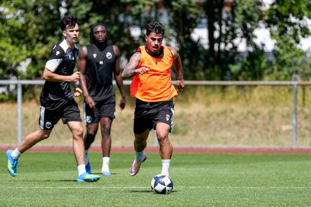 v.li.: Luka Vukoja (SVS, 14), Gaoussou Dabo (SVS, 44), Tasos Leonidis (SVS, 29, Neuzugang) am Ball, Aktion, Action, Spielszene, 24.06.2026, Sandhausen (Deutschland), Fussball, Regionalliga Südwest, Trainingsauftakt beim SV Sandhausen *** From left xozx