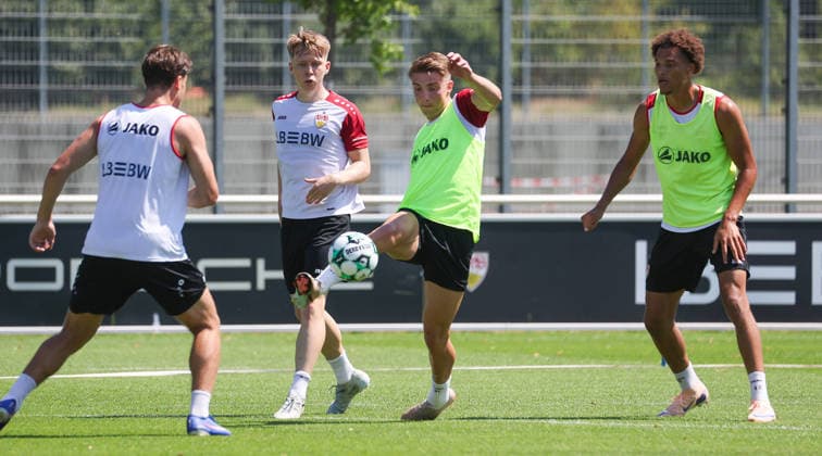 Stuttgart , Fußball VfB Stuttgart II Trainingsauftakt, Julian Lüers (2v.l.), Neuzugängen Oliver Rölke *** Stuttgart, Soccer