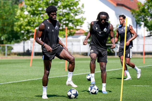 v.li.: Kwabe Schulz (SVS, 2), Gaoussou Dabo (SVS, 44), Yannick Osee (SVS, 13), Spieler vom SV Sandhausen (SVS) beim gemeinsamen Aufwärmen, gemeinsames Aufwärmprogramm, Warmlaufen, Training, Übungseinheit, Aktion, Action, 24.06.2026, Sandhausen (Deutschland), Fussball, Regionalliga Südwest, Trainingsauftakt beim SV Sandhausen *** v li Kwabe Schulz SVS, 2, Gaoussou Dabo SVS, 44, Yannick Osee SVS, 13, SV Sandhausen SVS players warming up together, joint warm-up routine, warm-up, training, practice session, action, June 24, 2026, Sandhausen, Germany, soccer, Regionalliga Südwest, start of training at SV Sandhausen,detected_source_language xozx