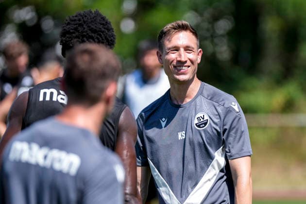 Kevin Stotz (Trainer, Cheftrainer, SVS), Einzelbild, Einzelfoto, Aktion, Action, Freude, freuen, freut sich, freundlich, fröhlich, glücklich, strahlend, optimistisch, 24.06.2026, Sandhausen (Deutschland), Fussball, Regionalliga Südwest, Trainingsauftakt beim SV Sandhausen *** Kevin Stotz, Coach, Head Coach, SVS, single image, single photo, action, joy, happy, delighted, friendly, cheerful, happy, beaming, optimistic, June 24, 2026, Sandhausen, Germany, soccer, Regionalliga Südwest, start of training at SV Sandhausen,detected_source_language xozx
