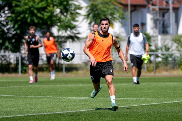 Mert Tasdelen (SVS, 11, Neuzugang), am Ball, Freisteller, Ganzkörper, Einzelbild, Einzelfoto, Aktion, Action, 24.06.2026, Sandhausen (Deutschland), Fussball, Regionalliga Südwest, Trainingsauftakt beim SV Sandhausen *** Mert Tasdelen SVS, 11, new signing, on the ball, cutout, full-body, single frame, single photo, action, June 24, 2026, Sandhausen, Germany, soccer, Regionalliga Südwest, start of training at SV Sandhausen,detected_source_language xozx