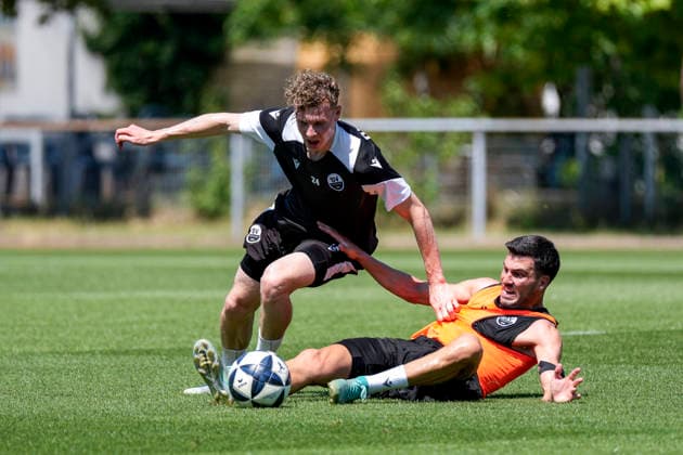 v.li.: Ken Gipson (SVS, 24), Mert Tasdelen (SVS, 11, Neuzugang), Zweikampf, Spielszene, Duell, duel, tackle, tackling, Dynamik, Action, Aktion, 24.06.2026, Sandhausen (Deutschland), Fussball, Regionalliga Südwest, Trainingsauftakt beim SV Sandhausen *** from left xozx