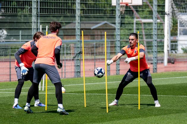 v.li.: Noah Loos (Torwart, SVS, 40), Lukas Schneller (Torwart, SVS, 31), Arthur Lyska (Torwart, SVS, 1), Torhüter unter sich, Aktion, Action, Spielszene, 24.06.2026, Sandhausen (Deutschland), Fussball, Regionalliga Südwest, Trainingsauftakt beim SV Sandhausen *** From left xozx