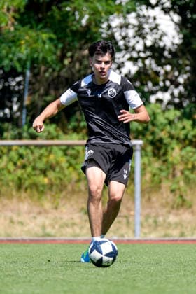 Luka Vukoja (SVS, 14), am Ball, Freisteller, Ganzkörper, Einzelbild, Einzelfoto, Aktion, Action, 24.06.2026, Sandhausen (Deutschland), Fussball, Regionalliga Südwest, Trainingsauftakt beim SV Sandhausen *** Luka Vukoja (SVS), 14, with the ball, isolated figure, full-body shot, single frame, single photo, action, June 24, 2026, Sandhausen, Germany, soccer, Regionalliga Südwest, start of training at SV Sandhausen,detected_source_language xozx