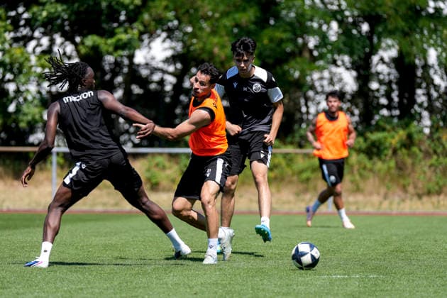 v.li.: Gaoussou Dabo (SVS, 44), Lukas Mazagg (SVS, 21, Neuzugang), Luka Vukoja (SVS, 14), Zweikampf, Spielszene, Duell, duel, tackle, tackling, Dynamik, Action, Aktion, 24.06.2026, Sandhausen (Deutschland), Fussball, Regionalliga Südwest, Trainingsauftakt beim SV Sandhausen *** v li Gaoussou Dabo SVS, 44, Lukas Mazagg SVS, 21, new signing, Luka Vukoja SVS, 14, tackle, game scene, duel, tackle, tackling, dynamics, action, 24 06 2026, Sandhausen, Germany, soccer, Regionalliga Südwest, start of training at SV Sandhausen,detected_source_language xozx