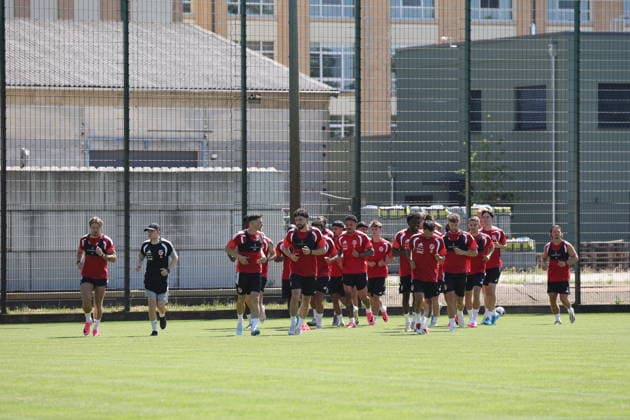 Einlaufen Fussball 2. Liga 2026 2027 FC Energie Cottbus - Trainingsauftakt *** Pre-season Soccer 2nd Division 2026–2027 FC Energie Cottbus Start of Training,detected_source_language
