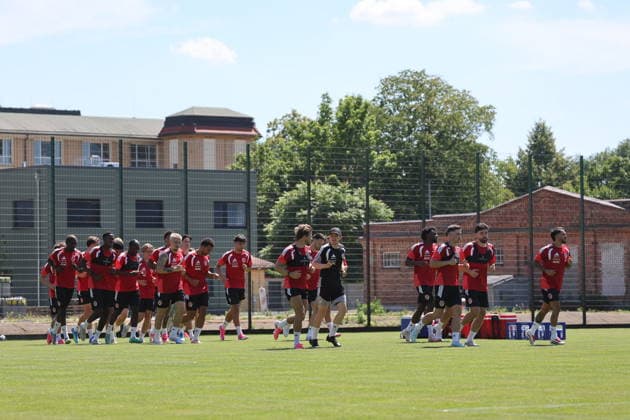 Einlaufen Fussball 2. Liga 2026 2027 FC Energie Cottbus - Trainingsauftakt *** Pre-season Soccer 2nd Division 2026–2027 FC Energie Cottbus Start of Training,detected_source_language