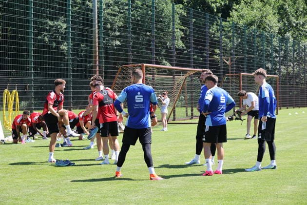 Die Mannschaft kommt zum Trainingsgelände Fussball 2. Liga 2026 2027 FC Energie Cottbus - Trainingsauftakt *** The team arrives at the training facility for the 2026–2027 2nd Division soccer season