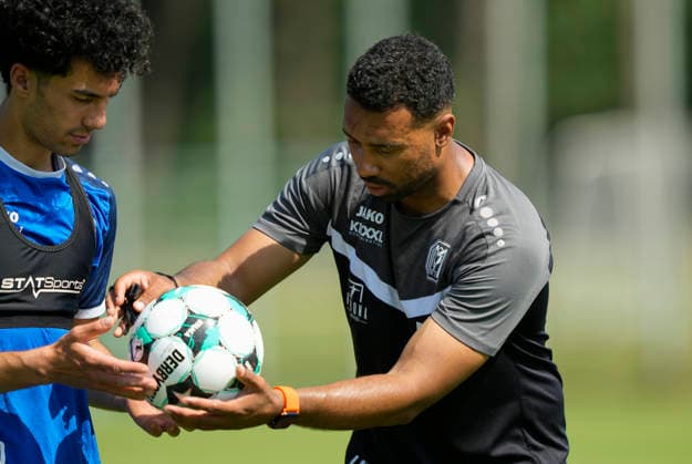 24.06.2026, Trainingsplatz, Meppen, GER, Fußball, 3. Liga: Trainingsauftakt des SV Meppen, Niclas Nadj (SV Meppen 40) und Lorenzo Müller (Co-Trainer für Analyse SV Meppen) DFL REGULATIONS PROHIBIT ANY USE OF PHOTOGRAPHS AS IMAGE SEQUENCES AND OR QUASI-VIDEO. Meppen Niedersachsen Deutschland Trainingsplatz *** June 24, 2026, Training Field, Meppen, GER, Soccer, 3rd Division