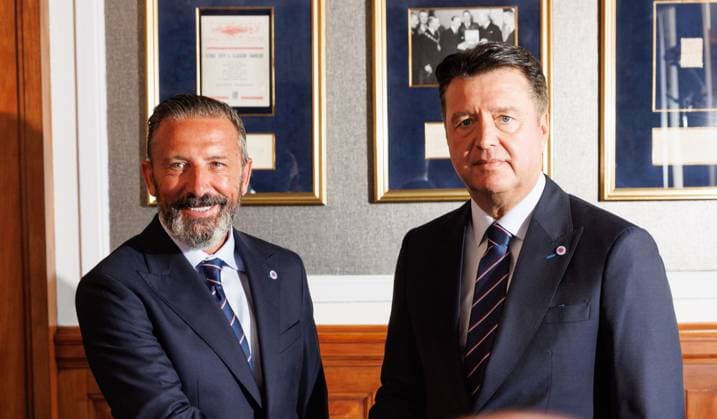Rangers new manager Derek McInnes is greeted by CEO Jim Gillespie at Ibrox. Derek McInnes press conference, PK, Pressekonferenz William Hill Scottish Premiership, Football, Ibrox Stadium, Glasgow, Scotland - 24 Jun 2026Glasgow Ibrox Stadium United Kingdom EDITORIAL USE ONLY No use with unauthorised audio, video, data, fixture lists, club league logos or live services. Online in-match use limited to 120 images, no video emulation. No use in betting, games or single club league player publications.  Copyright: xRobertxPerry Shutterstockx 16957748e