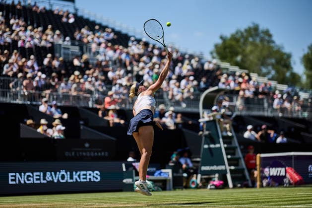 June 24, 2026, Bad Homburg, Hessen, Germany: Clara Tauson of Denmark serves to Qinwen Zheng of China during the BAD HOMBURG OPEN powered by SOLARWATTT- WTA500 - Womens Tennis, 24.6.2026 in Bad Homburg (Tennis-Club Bad Homburg), Germany - Photo: Tennis 2026: Bad Hombug Open - WTA500: TAUSON 5:7 6:4 6:2 ZHENG  - ZUMAs343 20260624_zsp_s343_051 Copyright: xMathiasxSchulzx