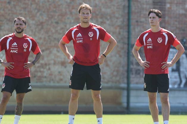 32 Leonardo Bittencourt (Energie Cottbus, l.), 11 Moritz Hannemann (Energie Cottbus) und 16 Gianluca Pelzer (Energie Cottbus) Fussball 2. Liga 2026 2027 FC Energie Cottbus - Trainingsauftakt *** 32 Leonardo Bittencourt, Energie Cottbus, left back; 11 Moritz Hannemann, Energie Cottbus; and 16 Gianluca Pelzer, Energie Cottbus; Soccer, 2. Bundesliga, 2026–2027; FC Energie Cottbus: Start of Training