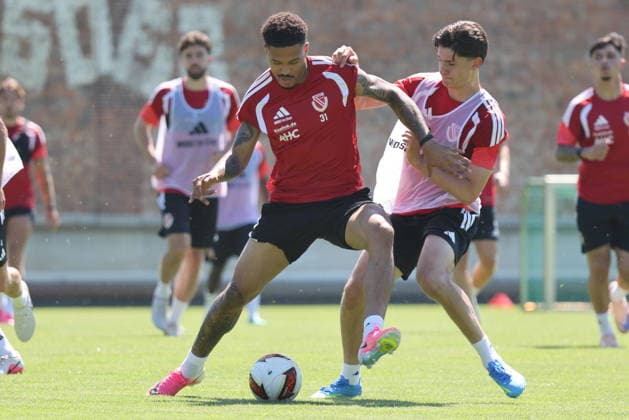 31 Justin Butler (Energie Cottbus) im Zweikampf mit 16 Gianluca Pelzer (Energie Cottbus, r.) Fussball 2. Liga 2026 2027 FC Energie Cottbus - Trainingsauftakt *** 31 Justin Butler of Energie Cottbus in a tackle with 16 Gianluca Pelzer of Energie Cottbus, right foot; Soccer, 2nd Division, 2026–2027; FC Energie Cottbus: Start of Training