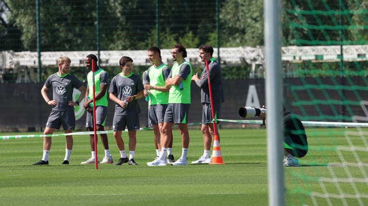 24.06.2026, xrekx, Fussball 2.Bundesliga, VfL Wolfsburg - Trainingsstart Saison 2026 27 v.l. Fraser Hornby (VfL Wolfsburg) schaut nur zu (DFL DFB REGULATIONS PROHIBIT ANY USE OF PHOTOGRAPHS as IMAGE SEQUENCES and or QUASI-VIDEO) Wolfsburg *** June 24, 2026, xrekx, Soccer 2. Bundesliga, VfL Wolfsburg Starts Training for the 2026–27 Season v l Fraser Hornby VfL Wolfsburg is just watching DFL DFB REGULATIONS PROHIBIT ANY USE OF PHOTOGRAPHS as IMAGE SEQUENCES and or QUASI-VIDEO Wolfsburg