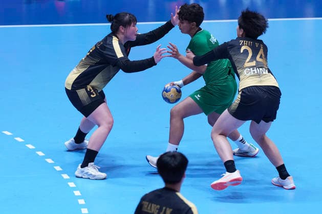 (260624) -- JINZHONG, June 24, 2026 -- Maroua Hammideche (C) of Algeria competes during the preliminary round Group E handball match between China and Algeria at the 25th IHF Women s U20 Handball World Championship, WM, Weltmeisterschaft 2026 in Jinzhong, north China s Shanxi Province, June 24, 2026. ) (SP)CHINA-SHANXI-JINZHONG-IHF-U20 WOMEN S WORLD CHAMPIONSHIP-CHINA VS ALGERIA (CN) YangxChenguang 