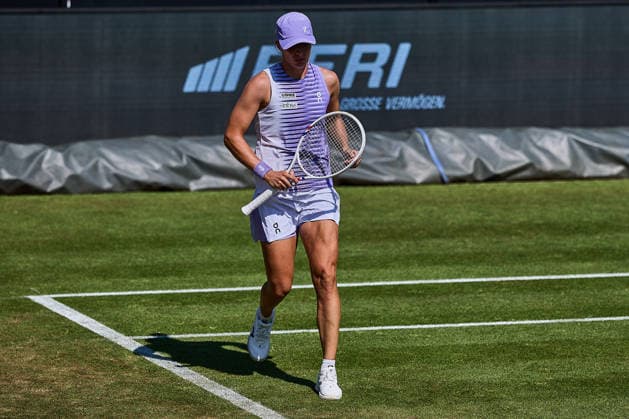 June 24, 2026, Bad Homburg, Hessen, Germany: Iga Swiatek of Poland is walking over the Court during her Match against Emma Navarro of United States during the BAD HOMBURG OPEN powered by SOLARWATTT- WTA500 - Womens Tennis, 24.6.2026 in Bad Homburg (Tennis-Club Bad Homburg), Germany - Photo: Tennis 2026: Bad Hombug Open - WTA500: NAVARO Vs SWIATEK  - ZUMAs343 20260624_zsp_s343_076 Copyright: xMathiasxSchulzx