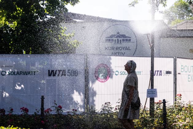 BAD HOMBURG, GERMANY - JUNE 24: Spectators refreshing at one of the water stations created due to the heatwave during the Bad Homburg Open powered by Solarwatt at Kurpark Bad Homburg on June 24, 2026 in Bad Homburg, Germany. Hessen Germany Copyright: xSteffiexWunderlx