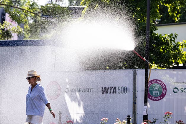 BAD HOMBURG, GERMANY - JUNE 24: Spectators refreshing at one of the water stations created due to the heatwave during the Bad Homburg Open powered by Solarwatt at Kurpark Bad Homburg on June 24, 2026 in Bad Homburg, Germany. Hessen Germany Copyright: xSteffiexWunderlx