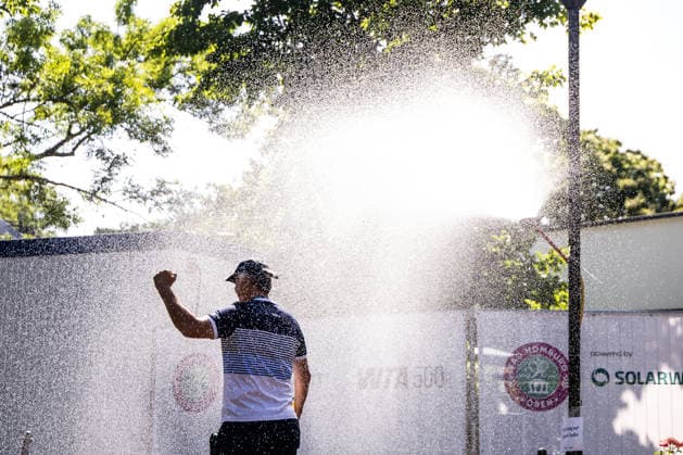 BAD HOMBURG, GERMANY - JUNE 24: Spectators refreshing at one of the water stations created due to the heatwave during the Bad Homburg Open powered by Solarwatt at Kurpark Bad Homburg on June 24, 2026 in Bad Homburg, Germany. Hessen Germany Copyright: xSteffiexWunderlx