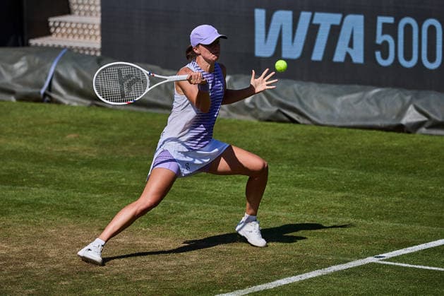June 24, 2026, Bad Homburg, Hessen, Germany: Iga Swiatek of Poland returns with forehand to Emma Navarro of United States during the BAD HOMBURG OPEN powered by SOLARWATTT- WTA500 - Womens Tennis, 24.6.2026 in Bad Homburg (Tennis-Club Bad Homburg), Germany - Photo: Tennis 2026: Bad Hombug Open - WTA500: NAVARO Vs SWIATEK  - ZUMAs343 20260624_zsp_s343_082 Copyright: xMathiasxSchulzx