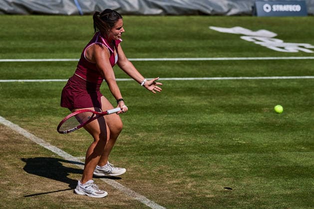 June 24, 2026, Bad Homburg, Hessen, Germany: Emma Navarro of United States returns with forehand to Iga Swiatek of Poland during the BAD HOMBURG OPEN powered by SOLARWATTT- WTA500 - Womens Tennis, 24.6.2026 in Bad Homburg (Tennis-Club Bad Homburg), Germany - Photo: Tennis 2026: Bad Hombug Open - WTA500: NAVARO Vs SWIATEK  - ZUMAs343 20260624_zsp_s343_085 Copyright: xMathiasxSchulzx