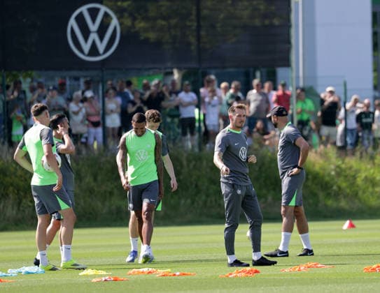 Trainer Tobias Strobl (VfL Wolfsburg) Fussball, Herren, Saison 2026 2027, 2. Bundesliga, VfL Wolfsburg , Saisonvorbereitung, Trainingsauftakt DFL REGULATIONS PROHIBIT ANY USE OF PHOTOGRAPHS AS IMAGE SEQUENCES AND OR QUASI-VIDEO. *** Coach Tobias Strobl, VfL Wolfsburg Soccer, Men s Team, 2026–2027 Season, 2. Bundesliga, VfL Wolfsburg, Preseason, Start of Training DFL REGULATIONS PROHIBIT ANY USE OF PHOTOGRAPHS AS IMAGE SEQUENCES AND OR QUASI-VIDEO