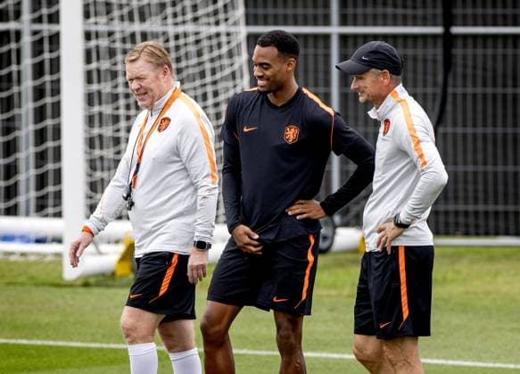 KANSAS CITY - Netherlands coach Ronald Koeman, Ryan Gravenberch of the Netherlands, and assistant Wim Jonk during a training session of the Dutch national team, Nationalteam at the KC Current Training Facility on June 24, 2026, in Kansas City. The Dutch team is preparing for the match against Tunisia at the FIFA World Cup, WM, Weltmeisterschaft, Fussball KOEN VAN WEEL ANP xVIxANPxSportx xxANPxIVx 561853007 originalFilename: 561853007.jpg