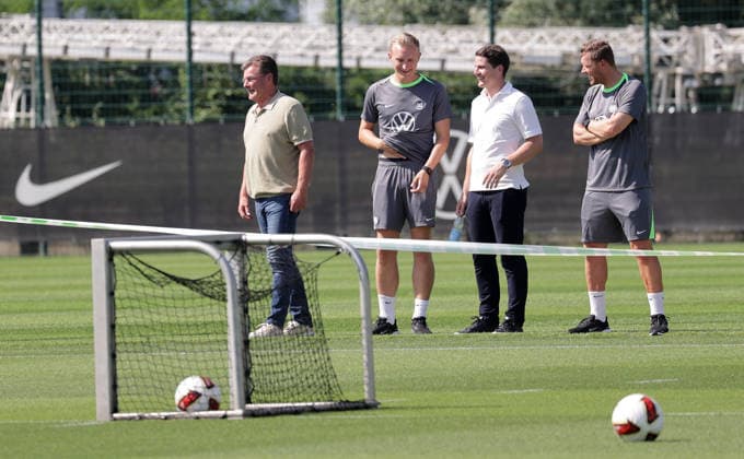 Geschaeftsfuehrer Dieter Hecking (VfL Wolfsburg), Sportdirektor Pirmin Schwegler (VfL Wolfsburg) beobachten das Training Fussball, Herren, Saison 2026 2027, 2. Bundesliga, VfL Wolfsburg , Saisonvorbereitung, Trainingsauftakt DFL REGULATIONS PROHIBIT ANY USE OF PHOTOGRAPHS AS IMAGE SEQUENCES AND OR QUASI-VIDEO. *** Dieter Hecking, Sporting Director of VfL Wolfsburg, and Pirmin Schwegler, Director of Sports at VfL Wolfsburg, watch soccer training, men s team, 2026–2027 season, 2. Bundesliga, VfL Wolfsburg, preseason, start of training. DFL REGULATIONS PROHIBIT ANY USE OF PHOTOGRAPHS AS IMAGE SEQUENCES AND OR QUASI-VIDEO
