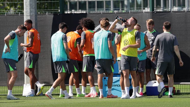 Trinkpause Hauke Wahl (VfL Wolfsburg) Fussball, Herren, Saison 2026 2027, 2. Bundesliga, VfL Wolfsburg , Saisonvorbereitung, Trainingsauftakt DFL REGULATIONS PROHIBIT ANY USE OF PHOTOGRAPHS AS IMAGE SEQUENCES AND OR QUASI-VIDEO. *** Water Break: Hauke Wahl, VfL Wolfsburg Soccer, Men s Team, 2026–2027 Season, 2. Bundesliga, VfL Wolfsburg, preseason, start of training DFL REGULATIONS PROHIBIT ANY USE OF PHOTOGRAPHS AS IMAGE SEQUENCES AND OR QUASI-VIDEO