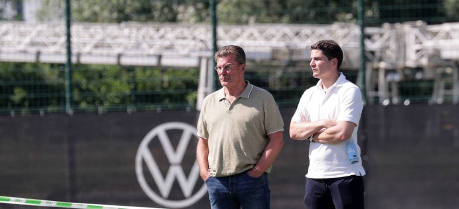 Geschaeftsfuehrer Dieter Hecking (VfL Wolfsburg) und Sportdirektor Pirmin Schwegler (VfL Wolfsburg) beobachten das Training Fussball, Herren, Saison 2026 2027, 2. Bundesliga, VfL Wolfsburg , Saisonvorbereitung, Trainingsauftakt DFL REGULATIONS PROHIBIT ANY USE OF PHOTOGRAPHS AS IMAGE SEQUENCES AND OR QUASI-VIDEO. *** Dieter Hecking, sporting director of VfL Wolfsburg, and Pirmin Schwegler, sporting director of VfL Wolfsburg, watch a soccer training session—men’s team, 2026–2027 season, 2. Bundesliga, VfL Wolfsburg, preseason, start of training. DFL REGULATIONS PROHIBIT ANY USE OF PHOTOGRAPHS AS IMAGE SEQUENCES AND OR QUASI-VIDEO
