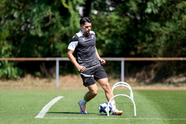 Medin Kojic (SVS, Probespieler), am Ball, Freisteller, Ganzkörper, Einzelbild, Einzelfoto, Aktion, Action, 24.06.2026, Sandhausen (Deutschland), Fussball, Regionalliga Südwest, Trainingsauftakt beim SV Sandhausen *** Medin Kojic SVS, trial player, on the ball, cutout, full-body, single frame, single photo, action, June 24, 2026, Sandhausen, Germany, soccer, Regionalliga Südwest, start of training at SV Sandhausen xozx