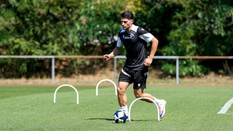 Medin Kojic (SVS, Probespieler), am Ball, Freisteller, Ganzkörper, Einzelbild, Einzelfoto, Aktion, Action, 24.06.2026, Sandhausen (Deutschland), Fussball, Regionalliga Südwest, Trainingsauftakt beim SV Sandhausen *** Medin Kojic SVS, trial player, on the ball, cutout, full-body, single frame, single photo, action, June 24, 2026, Sandhausen, Germany, soccer, Regionalliga Südwest, start of training at SV Sandhausen xozx