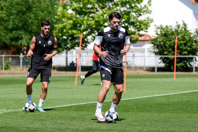 v.li.: Mert Tasdelen (SVS, 11, Neuzugang), Medin Kojic (SVS, Probespieler), Spieler vom SV Sandhausen (SVS), Aktion, Action, Spielszene, 24.06.2026, Sandhausen (Deutschland), Fussball, Regionalliga Südwest, Trainingsauftakt beim SV Sandhausen *** From left: Mert Tasdelen (SVS), 11, new signing; Medin Kojic (SVS), trialist; player from SV Sandhausen (SVS); action, game scene, June 24, 2026, Sandhausen, Germany, soccer, Regionalliga Südwest, start of training at SV Sandhausen xozx