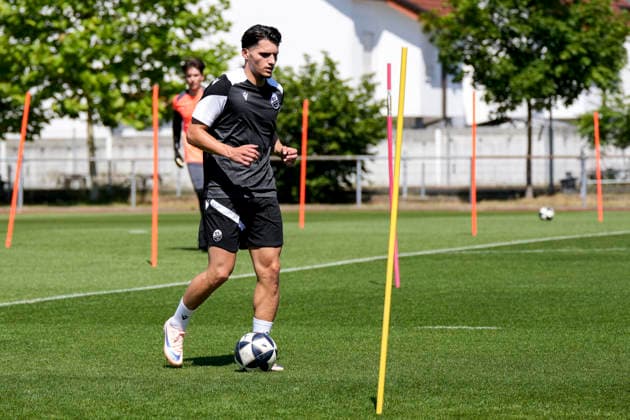 Medin Kojic (SVS, Probespieler), am Ball, Freisteller, Ganzkörper, Einzelbild, Einzelfoto, Aktion, Action, 24.06.2026, Sandhausen (Deutschland), Fussball, Regionalliga Südwest, Trainingsauftakt beim SV Sandhausen *** Medin Kojic SVS, trial player, on the ball, cutout, full-body, single frame, single photo, action, June 24, 2026, Sandhausen, Germany, soccer, Regionalliga Südwest, start of training at SV Sandhausen xozx