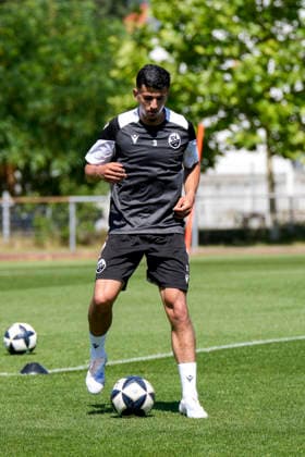 Imad Jaadar (SVS, Probespieler), am Ball, Freisteller, Ganzkörper, Einzelbild, Einzelfoto, Aktion, Action, 24.06.2026, Sandhausen (Deutschland), Fussball, Regionalliga Südwest, Trainingsauftakt beim SV Sandhausen *** Imad Jaadar SVS, trial player, on the ball, isolated figure, full-body shot, single frame, single photo, action, June 24, 2026, Sandhausen, Germany, soccer, Regionalliga Südwest, start of training at SV Sandhausen xozx