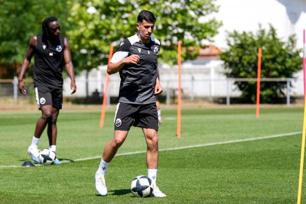 v.li.: Gaoussou Dabo (SVS, 44), Imad Jaadar (SVS, Probespieler), Spieler vom SV Sandhausen (SVS), Aktion, Action, Spielszene, 24.06.2026, Sandhausen (Deutschland), Fussball, Regionalliga Südwest, Trainingsauftakt beim SV Sandhausen *** From left: Gaoussou Dabo (SVS), 44; Imad Jaadar (SVS), trial player; player from SV Sandhausen (SVS); action, game scene, June 24, 2026, Sandhausen, Germany; soccer; Regionalliga Südwest; start of training at SV Sandhausen xozx