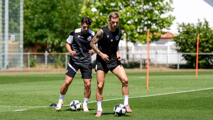 v.li.: Medin Kojic (SVS, Probespieler), Marco Kehl-Gomez (SVS, 33, Neuzugang), Spieler vom SV Sandhausen (SVS), Aktion, Action, Spielszene, 24.06.2026, Sandhausen (Deutschland), Fussball, Regionalliga Südwest, Trainingsauftakt beim SV Sandhausen *** v li Medin Kojic SVS, trial player, Marco Kehl Gomez SVS, 33, new signing, player from SV Sandhausen SVS, action, game scene, June 24, 2026, Sandhausen, Germany, soccer, Regionalliga Südwest, start of training at SV Sandhausen xozx