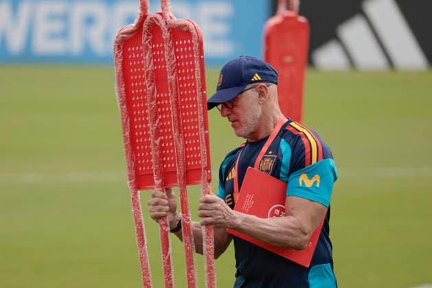 Spain s head coach Luis de la Fuente leads a team s training session in Chattanooga, Tenesse, United States, 24 June 2026. Spain will face Uruguay in their 2026 FIFA World Cup, WM, Weltmeisterschaft, Fussball Group H soccer match on 27 June. 2026 FIFA World Cup - Group H - Spain s training !ACHTUNG: NUR REDAKTIONELLE NUTZUNG!  Copyright: xLavandeiraxjrx GRAF5211 20260624-55020696066_1
