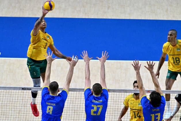 LJUBLJANA, SLOVENIA - JUNE 24: Darlan Ferreira Souza of Brazil (L) in action against Vladyslav Shchurov of Ukraine (C) during the FIVB Men s Volleyball Nations League match between Ukraine and Brazil at Arena Stozice, Ljubljana on June 24, 2026 in Ljubljana, Slovenia. (Photo by Igor Kupljenik Sports Press Photo).  Copyright: xIgorxKupljenikx xSPPx Sportspressphoto_SPR175124