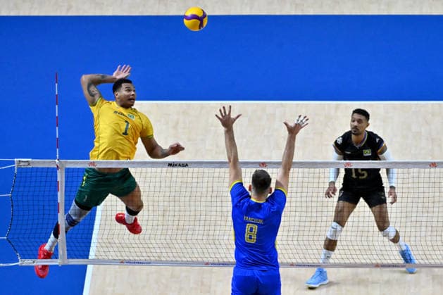 LJUBLJANA, SLOVENIA - JUNE 24: Darlan Ferreira Souza of Brazil (L) in action against Dmytro Yanchuk of Ukraine (C) during the FIVB Men s Volleyball Nations League match between Ukraine and Brazil at Arena Stozice, Ljubljana on June 24, 2026 in Ljubljana, Slovenia. (Photo by Igor Kupljenik Sports Press Photo).  Copyright: xIgorxKupljenikx xSPPx Sportspressphoto_SPR175132
