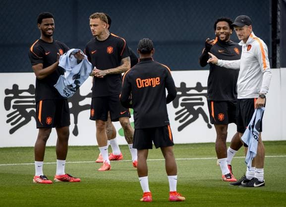 KANSAS CITY - Jorrel Hato of the Netherlands, Noa Lang of the Netherlands, Crysencio Summerville of the Netherlands, Quinten Timber of the Netherlands and assistant Wim Jonk during a training session of the Dutch national team, Nationalteam at the KC Current Training Facility, on June 24, 2026, in Kansas City. The Dutch national team is preparing for the match against Tunisia during the FIFA World Cup, WM, Weltmeisterschaft, Fussball KOEN VAN WEEL ANP xVIxANPxSportx xxANPxIVx 561854697 originalFilename: 561854697.jpg