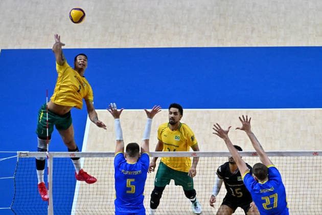 LJUBLJANA, SLOVENIA - JUNE 24: Darlan Ferreira Souza of Brazil (L) in action against Oleh Plotrytskyi of Ukraine (2L) during the FIVB Men s Volleyball Nations League match between Ukraine and Brazil at Arena Stozice, Ljubljana on June 24, 2026 in Ljubljana, Slovenia. (Photo by Igor Kupljenik Sports Press Photo).  Copyright: xIgorxKupljenikx xSPPx Sportspressphoto_SPR175137