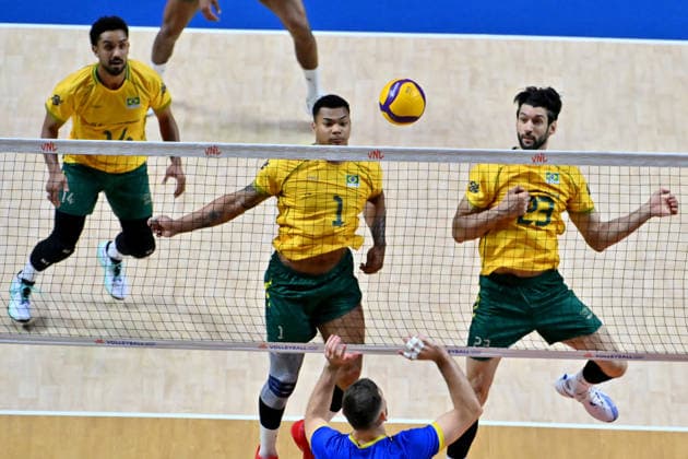 LJUBLJANA, SLOVENIA - JUNE 24: Darlan Ferreira Souza (C) and Flavio Resende Gualberto of Brazil (R) in action during the FIVB Men s Volleyball Nations League match between Ukraine and Brazil at Arena Stozice, Ljubljana on June 24, 2026 in Ljubljana, Slovenia. (Photo by Igor Kupljenik Sports Press Photo).  Copyright: xIgorxKupljenikx xSPPx Sportspressphoto_SPR175141