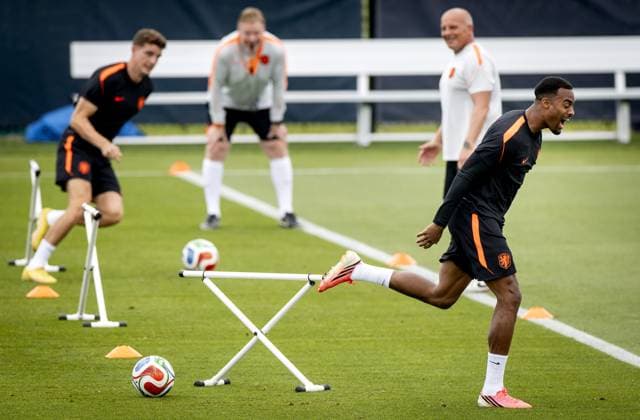 KANSAS CITY - Guus Til of the Netherlands, Netherlands coach Ronald Koeman, and Ryan Gravenberch of the Netherlands during a training session of the Dutch national team, Nationalteam at the KC Current Training Facility on June 24, 2026, in Kansas City. The Dutch national team is preparing for the match against Tunisia at the FIFA World Cup, WM, Weltmeisterschaft, Fussball KOEN VAN WEEL ANP xVIxANPxSportx xxANPxIVx 561855016 originalFilename: 561855016.jpg