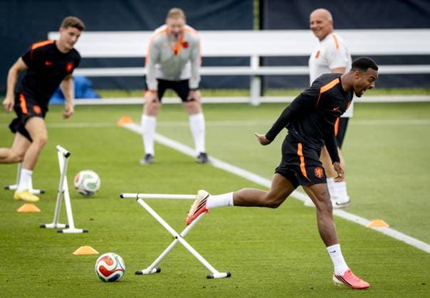 KANSAS CITY - Guus Til of the Netherlands, Netherlands coach Ronald Koeman, and Ryan Gravenberch of the Netherlands during a training session of the Dutch national team, Nationalteam at the KC Current Training Facility on June 24, 2026, in Kansas City. The Dutch national team is preparing for the match against Tunisia at the FIFA World Cup, WM, Weltmeisterschaft, Fussball KOEN VAN WEEL ANP xVIxANPxSportx xxANPxIVx 561855026 originalFilename: 561855026.jpg