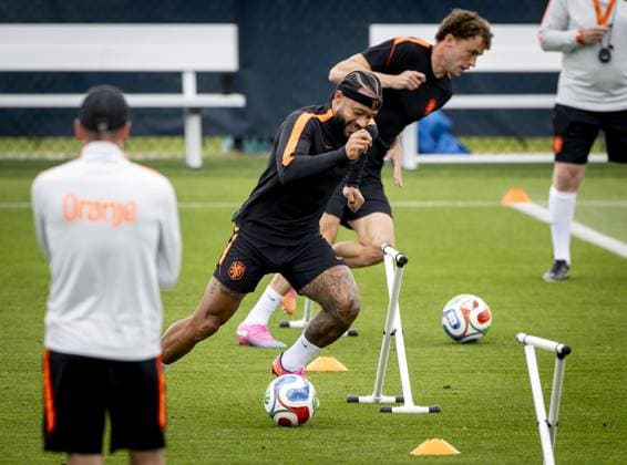 KANSAS CITY - Memphis Depay of the Netherlands and Mats Wieffer of the Netherlands during a training session of the Dutch national team, Nationalteam at the KC Current Training Facility, on June 24, 2026, in Kansas City. The Dutch national team is preparing for the match against Tunisia during the FIFA World Cup, WM, Weltmeisterschaft, Fussball KOEN VAN WEEL ANP xVIxANPxSportx xxANPxIVx 561855590 originalFilename: 561855590.jpg