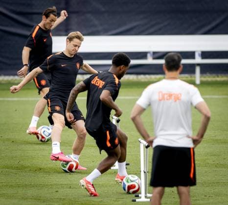 KANSAS CITY - Marten de Roon of the Netherlands, Frenkie de Jong of the Netherlands, and Jorrel Hato of the Netherlands during a training session of the Dutch national team, Nationalteam at the KC Current Training Facility on June 24, 2026, in Kansas City. The Dutch national team is preparing for the match against Tunisia at the FIFA World Cup, WM, Weltmeisterschaft, Fussball KOEN VAN WEEL ANP xVIxANPxSportx xxANPxIVx 561855958 originalFilename: 561855958.jpg