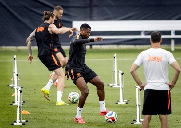 KANSAS CITY - Wout Weghorst of the Netherlands and Denzel Dumfries of the Netherlands during a training session of the Dutch national team, Nationalteam at the KC Current Training Facility, on June 24, 2026, in Kansas City. The Dutch team is preparing for the match against Tunisia during the FIFA World Cup, WM, Weltmeisterschaft, Fussball KOEN VAN WEEL ANP xVIxANPxSportx xxANPxIVx 561855969 originalFilename: 561855969.jpg