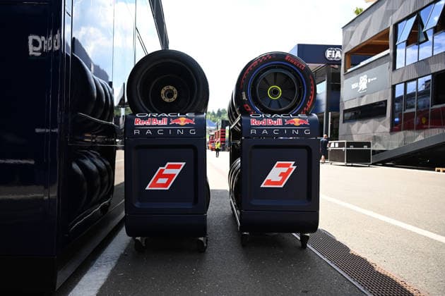 24.06.2026, xsvx, Motorsport FIA Formel 1, Grand Prix von Österreich v.l. Symbolfoto, Symbolbild Oracle Red Bull Racing Reifen Pirelli Softreifen Logo Wappen Schriftzug (FIA REGULATIONS PROHIBIT ANY USE OF PHOTOGRAPHS as IMAGE SEQUENCES and or QUASI-VIDEO) Zeltweg-Spielberg *** June 24, 2026, xsvx, Motorsport, FIA Formula 1, Austrian Grand Prix v l Stock photo, stock image Oracle Red Bull Racing Pirelli tires Soft tires Logo Coat of arms Lettering FIA REGULATIONS PROHIBIT ANY USE OF PHOTOGRAPHS as IMAGE SEQUENCES and or QUASI-VIDEO Zeltweg Spielberg